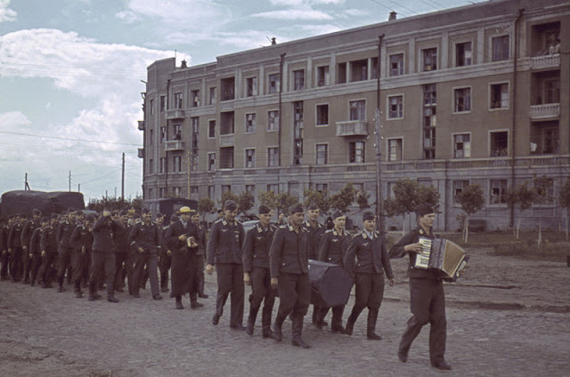 Funeral of a German airman, Kharkov, Ukraine, Oct-Nov 1941, photo 1 of 3