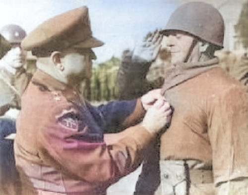 Turkish Brigade General Tahsin Yazıcı receiving the Silver Star medal from US Lieutenant General Walton Walker, Korea, 15 Dec 1950 [Colorized by WW2DB]