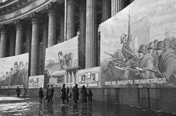 Civilians browsing Soviet propaganda, Kazan Cathedral, Leningrad, Russia, 9 Oct 1941, photo 1 of 2