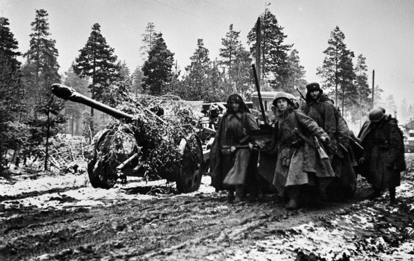 Soviet field guns and troops on a muddy road near Leningrad, Russia, 1 Nov 1941