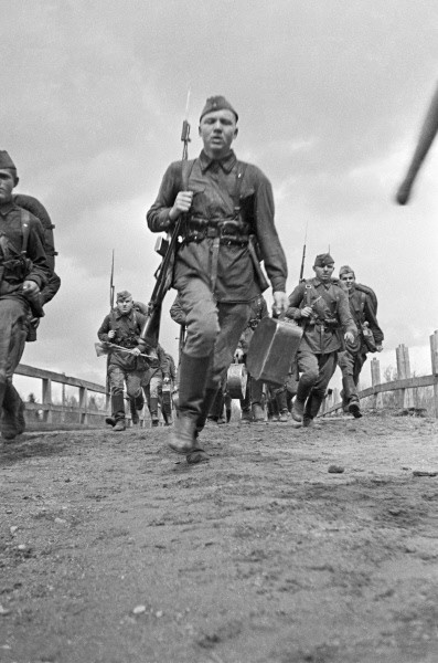 Soviet soldiers on exercise, Leningrad, Russia, Oct 1942