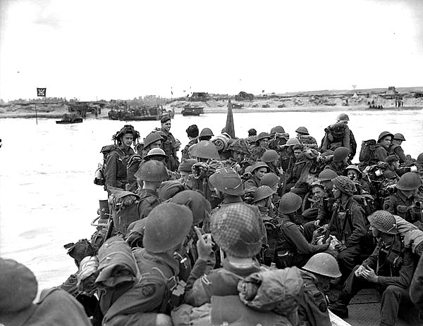 Men of Royal Canadian Navy Beach Commando 'W' landing on Mike Beach of Juno Beach, Courseulles-sur-Mer, Normandie, France, 6 Jun 1944