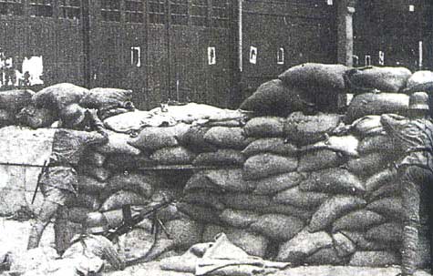 ZB vz. 26 light machine gun team of Chinese 87th Division at a barricade in the street of Shanghai, China, Sep-Oct 1937, photo 1 of 2