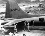 Gen Douglas MacArthur shaking the hand of his pilot, Col Harry Hawthorne, after observing the airborne paratroop drop at Nazdab, New Guinea from his B-17F “Talisman.” 5 Sep 1943 photo at 7-Mile Aerodrome, Port Moresby, New Guinea.