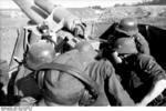 Crew of a SdKfz 165 self-propelled gun in action in the Soviet Union, Jun-Jul 1943