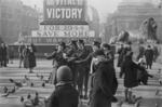 WAAF personnel feeding pigeons at Trafalgar Square, London, England, United Kingdom, 1944