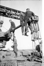 Repairing a Tiger I heavy tank, Russia, 21 Jun 1943, photo 14 of 21