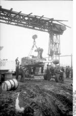 Repairing a Tiger I heavy tank, Russia, Jan-Feb 1944, photo 06 of 16