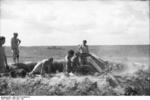 German soldiers drilling with a 7.5 cm le.IG 18 field gun, Russia, Jun-Jul 1943, photo 2 of 2