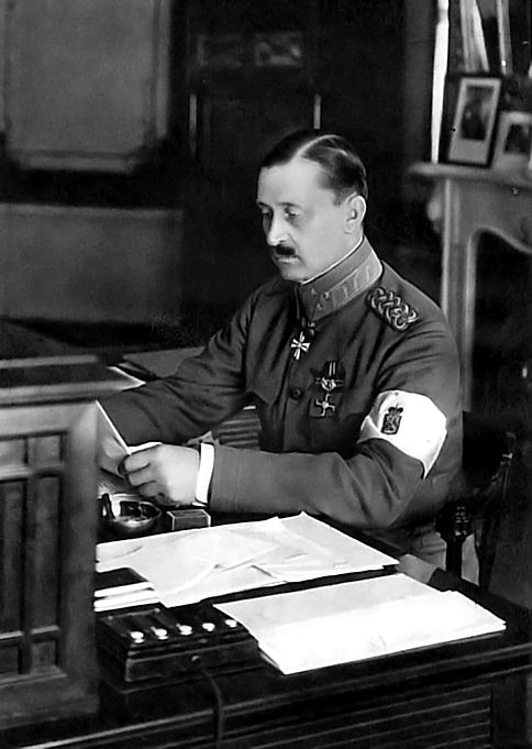 Carl Mannerheim at a desk, 1919