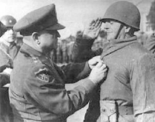 Turkish Brigade General Tahsin Yazıcı receiving the Silver Star medal from US Lieutenant General Walton Walker, Korea, 15 Dec 1950