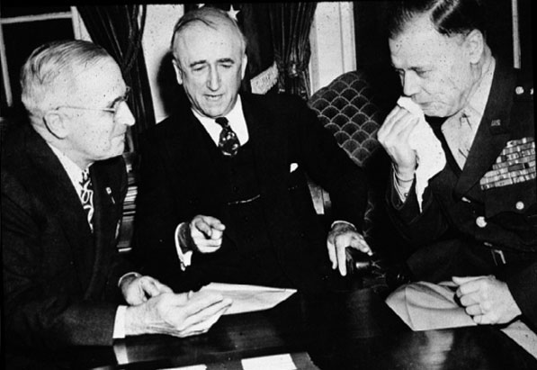 US President Harry Truman, Secretary of State James Byrnes, and newly-appointed Ambassador Walter Smith discussing Smith's assignment, Washington, United States, 23 Mar 1946