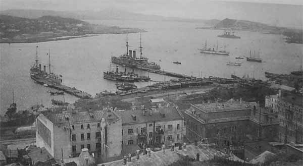 Chinese protected cruiser Hairong and Japanese battleship Mikasa in Vladivostok, Russia, late 1917 or early 1918