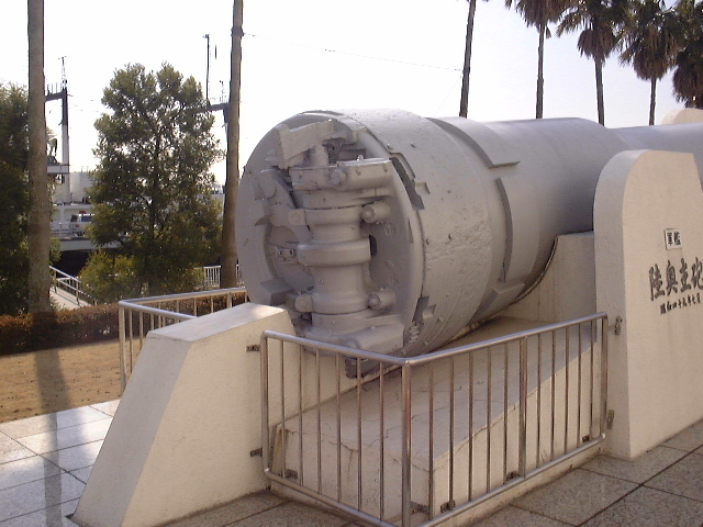 Battleship Mutsu's primary gun on display at the Museum of Maritime Science, Tokyo, Japan, 11 Feb 2000, photo 2 of 2