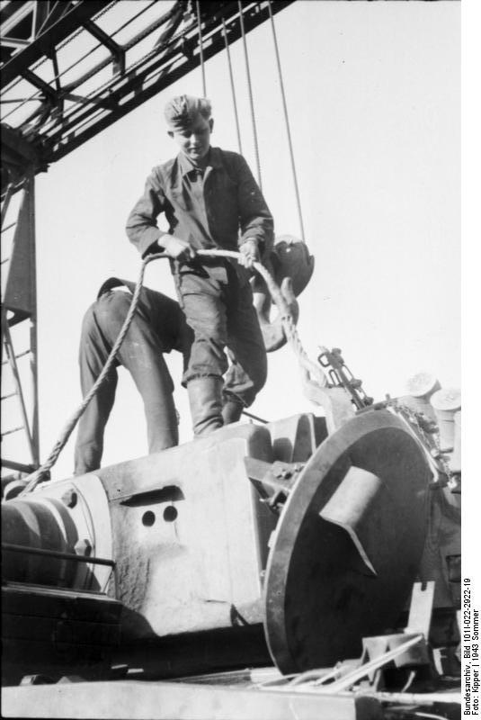 Repairing a Tiger I heavy tank, Russia, 21 Jun 1943, photo 01 of 21