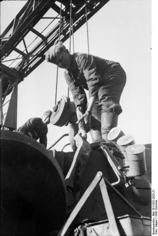 Repairing a Tiger I heavy tank, Russia, 21 Jun 1943, photo 03 of 21