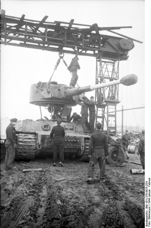 Repairing a Tiger I heavy tank, Russia, Jan-Feb 1944, photo 08 of 16