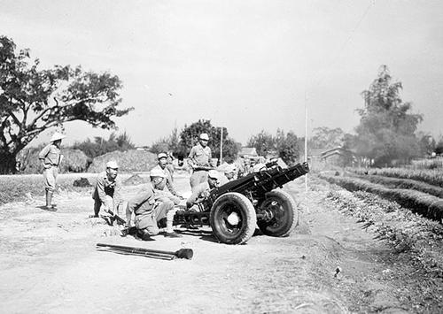 Chinese troops with a 75 mm M1 howitzer, 1940s