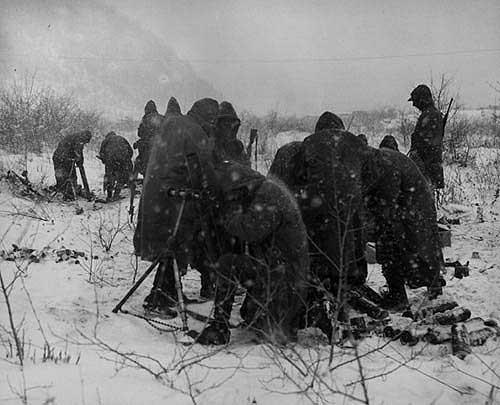 US Marine Corps M1 mortar team during Battle of Chosin Reservoir near Koto-ri, Korea, Nov-Dec 1950