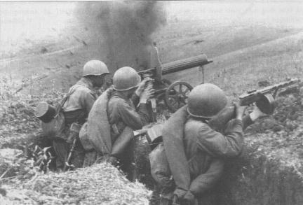 Soviet soldiers in the field with Maxim M1910 heavy machine gun and PPSh-41 submachine gun, northern Caucasus region, Russia, 1942-1943